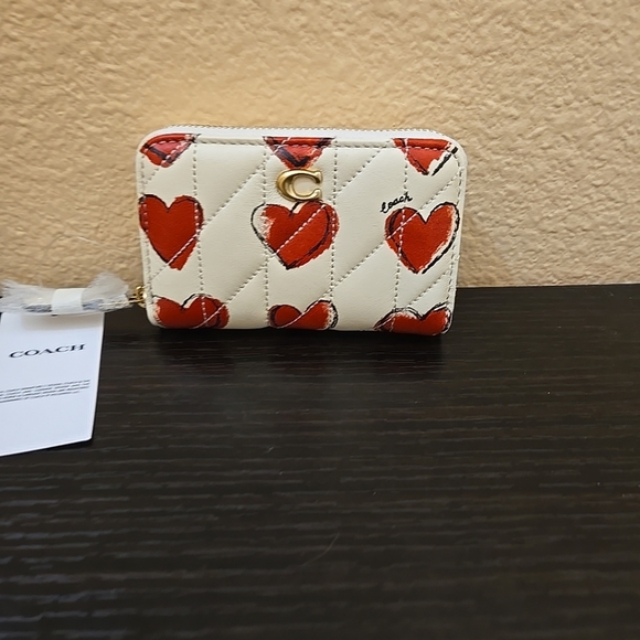 Coach Essential Small Zip Around Card Case With Quilting And Heart Print - Picture 5 of 12